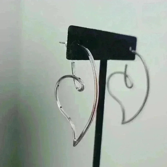 Silver tone twisted earrings - Picture 6 of 9